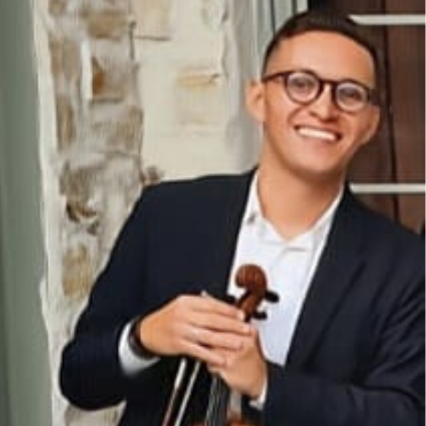 Cuca Moreira – Violonista, integrante da orquestra sinfônica da USP, atua ativamente com grandes nomes da música brasileira.