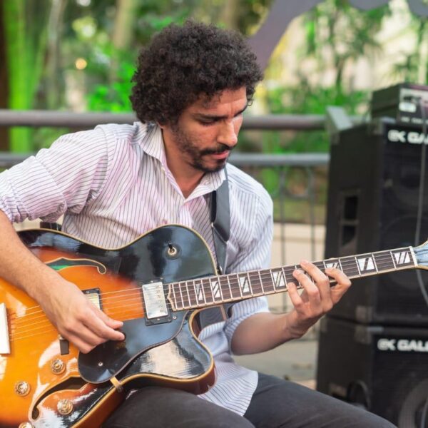 Felipe Garcia – guitarrista, com experiência em festivais e eventos de grande porte.